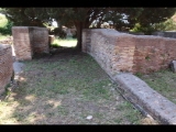 06671 ostia - regio iv - insula v - taberne dei pescivendoli (iv,v,1) - porticus - bli ri sueden - 06-2024.jpg